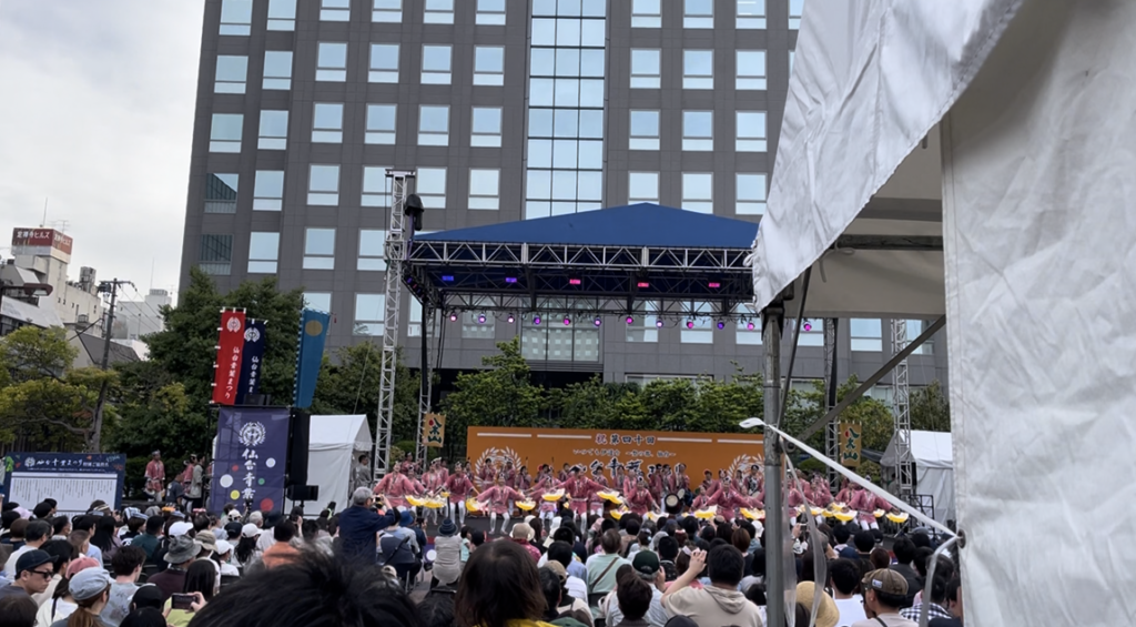 仙台青葉まつりのすずめ踊りはいつから始まった?歴史的背景を解説 すずめ踊り 仙台市役所前広場