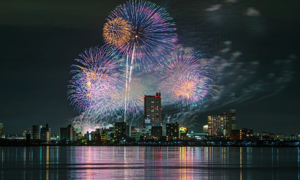 土浦花火大会の有料席チケット|無料席との見え方の違いや倍率・値段を解説 土浦花火大会の見え方
